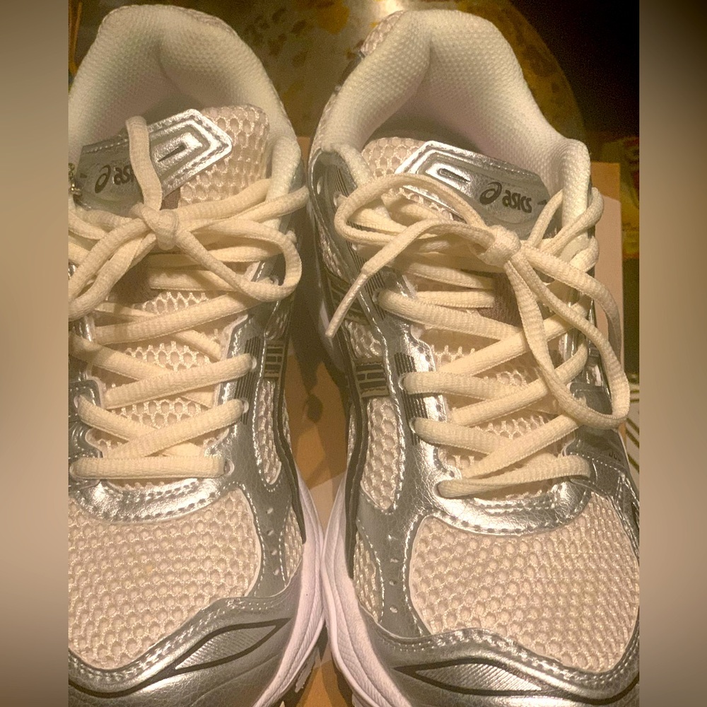 Gel kayano 14 size 8.5 in great condition !!
